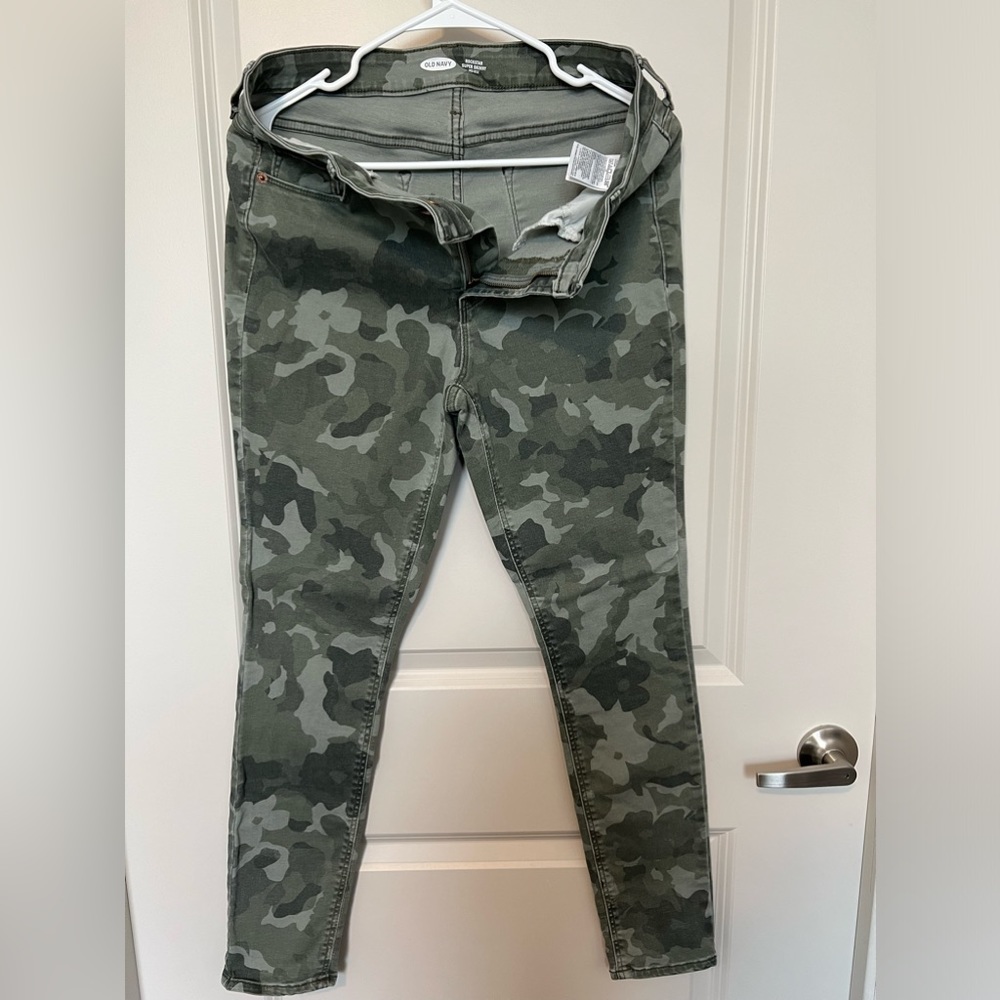 Old Navy Women’s size 12 Camo Super Skinny Rockstar